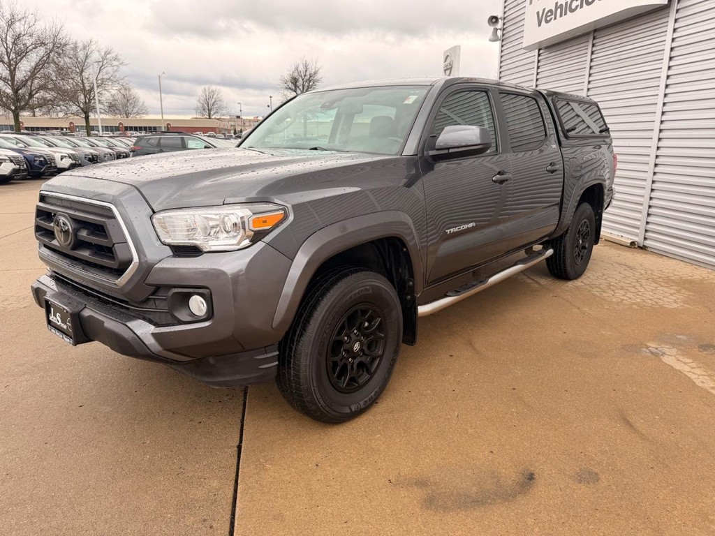 Toyota Tacoma 4WD Vehicle Full-screen Gallery Image 03