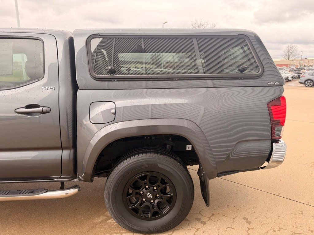 Toyota Tacoma 4WD Vehicle Full-screen Gallery Image 04