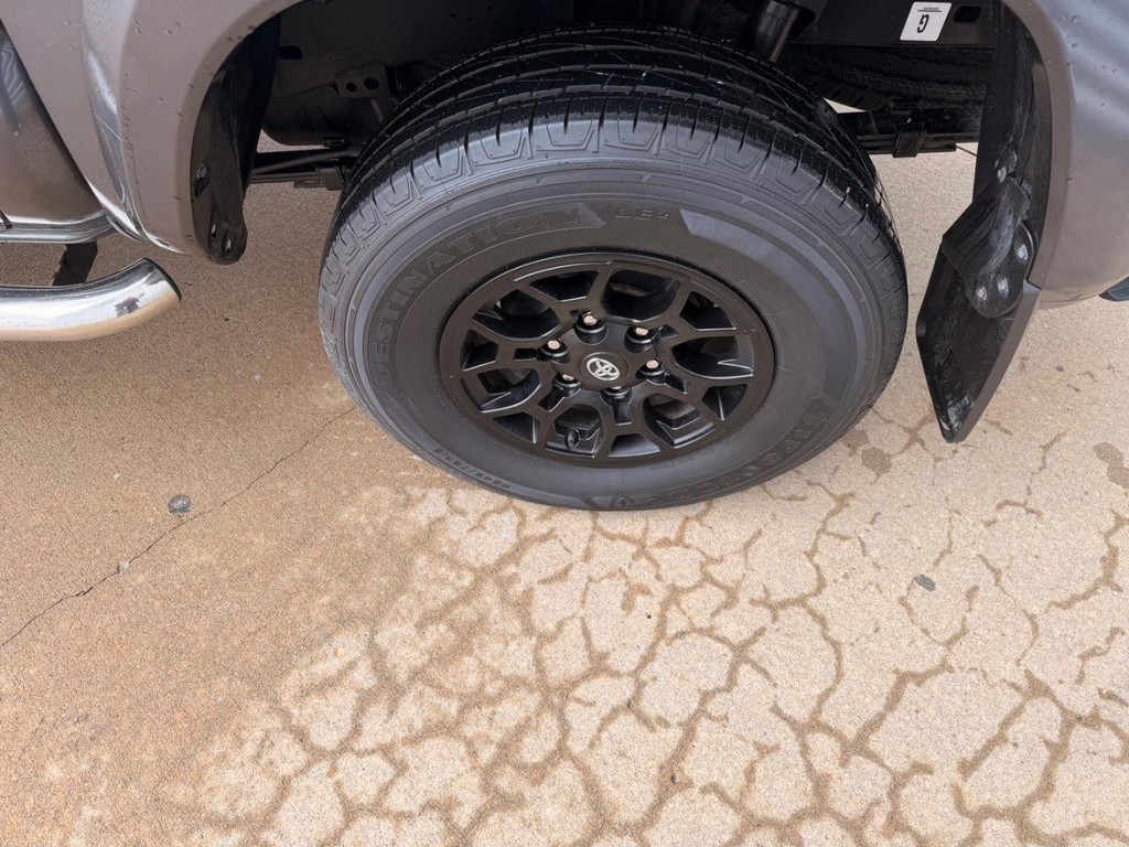 Toyota Tacoma 4WD Vehicle Full-screen Gallery Image 05