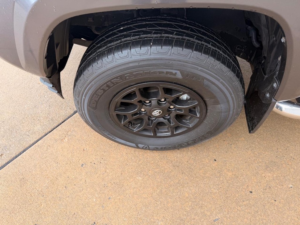 Toyota Tacoma 4WD Vehicle Full-screen Gallery Image 06