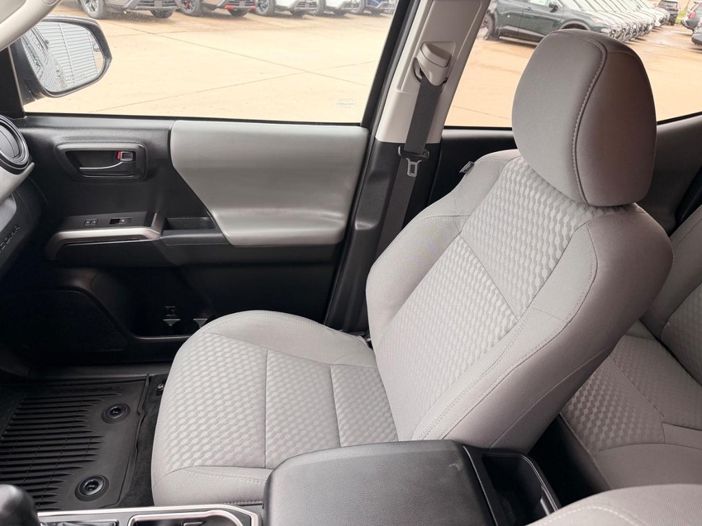 Toyota Tacoma 4WD Vehicle Full-screen Gallery Image 07