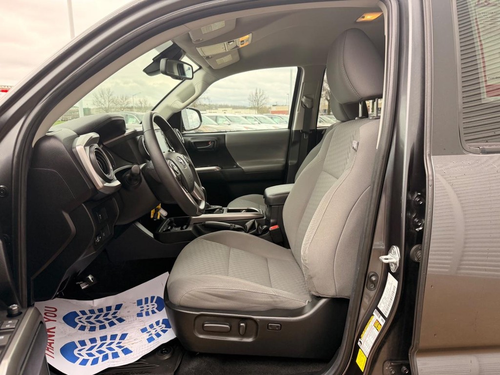 Toyota Tacoma 4WD Vehicle Full-screen Gallery Image 08