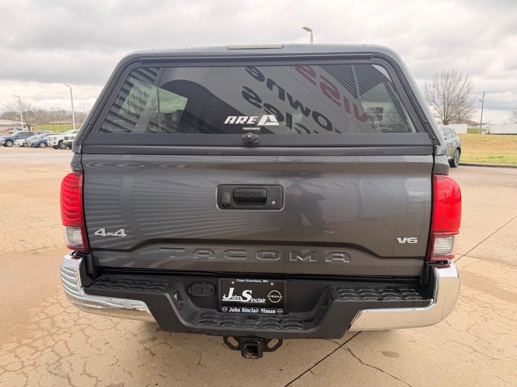 Toyota Tacoma 4WD Vehicle Full-screen Gallery Image 09