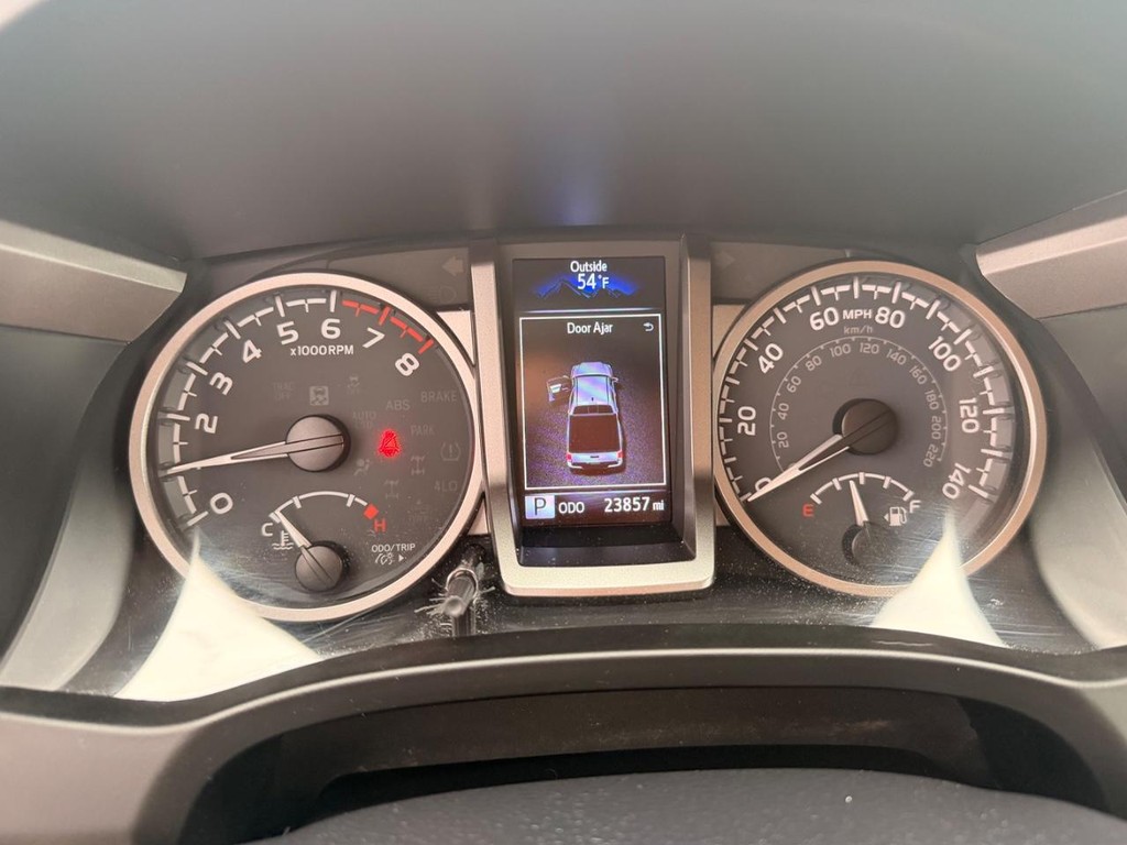 Toyota Tacoma 4WD Vehicle Full-screen Gallery Image 10