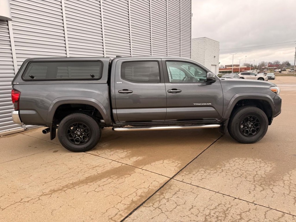 Toyota Tacoma 4WD Vehicle Full-screen Gallery Image 13