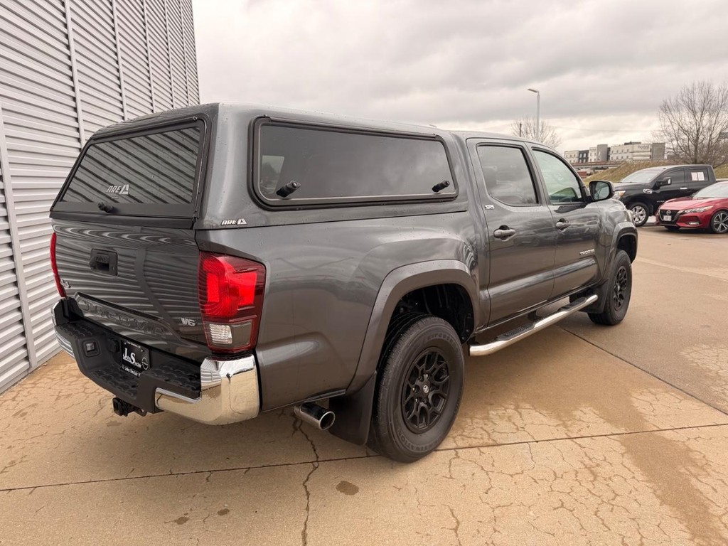Toyota Tacoma 4WD Vehicle Full-screen Gallery Image 14