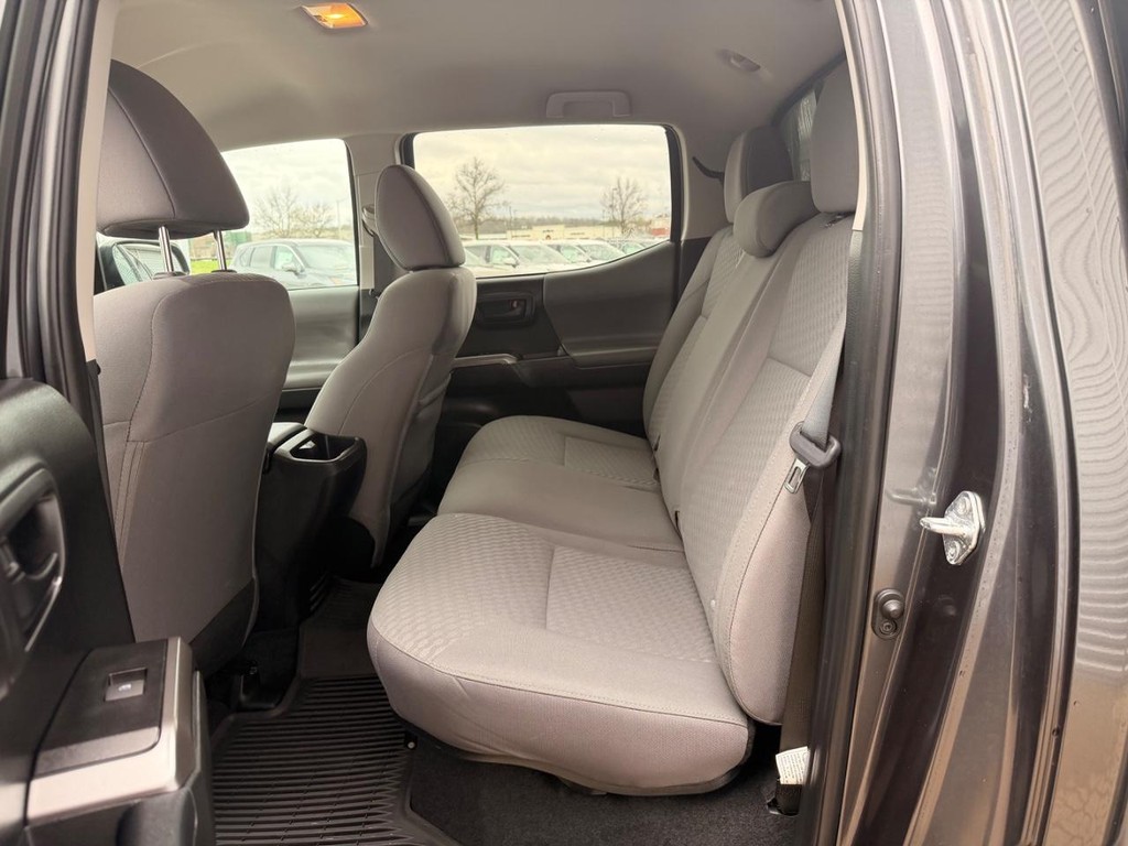 Toyota Tacoma 4WD Vehicle Full-screen Gallery Image 15