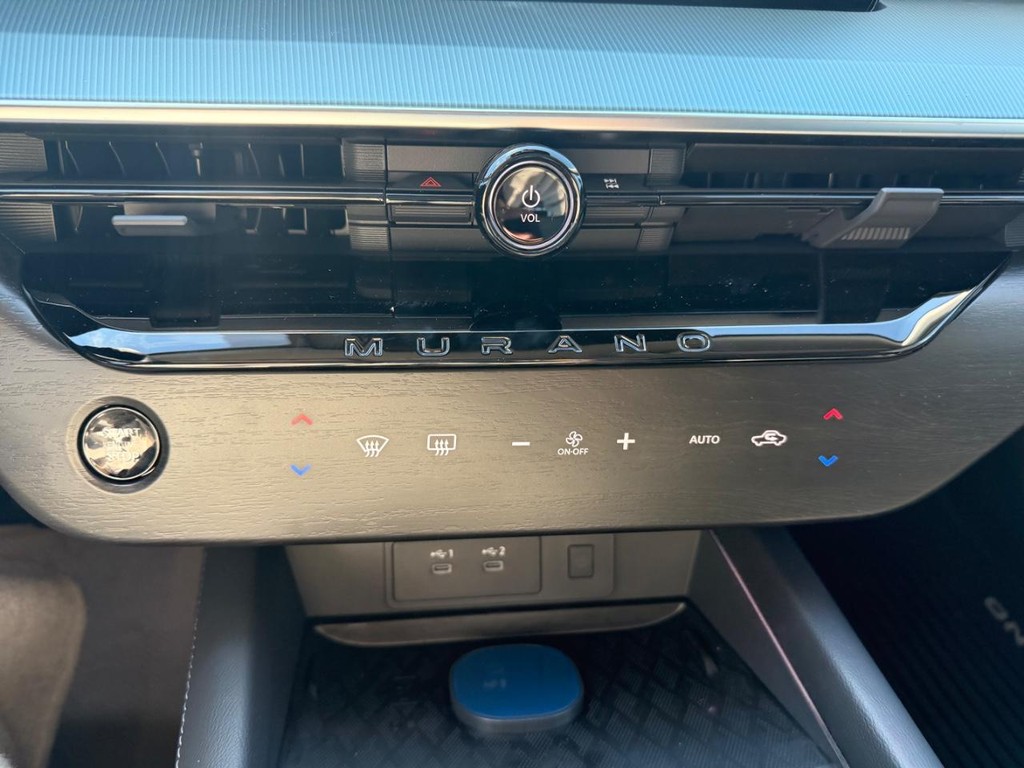 Nissan MURANO Vehicle Full-screen Gallery Image 11