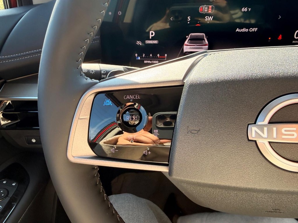 Nissan MURANO Vehicle Full-screen Gallery Image 14