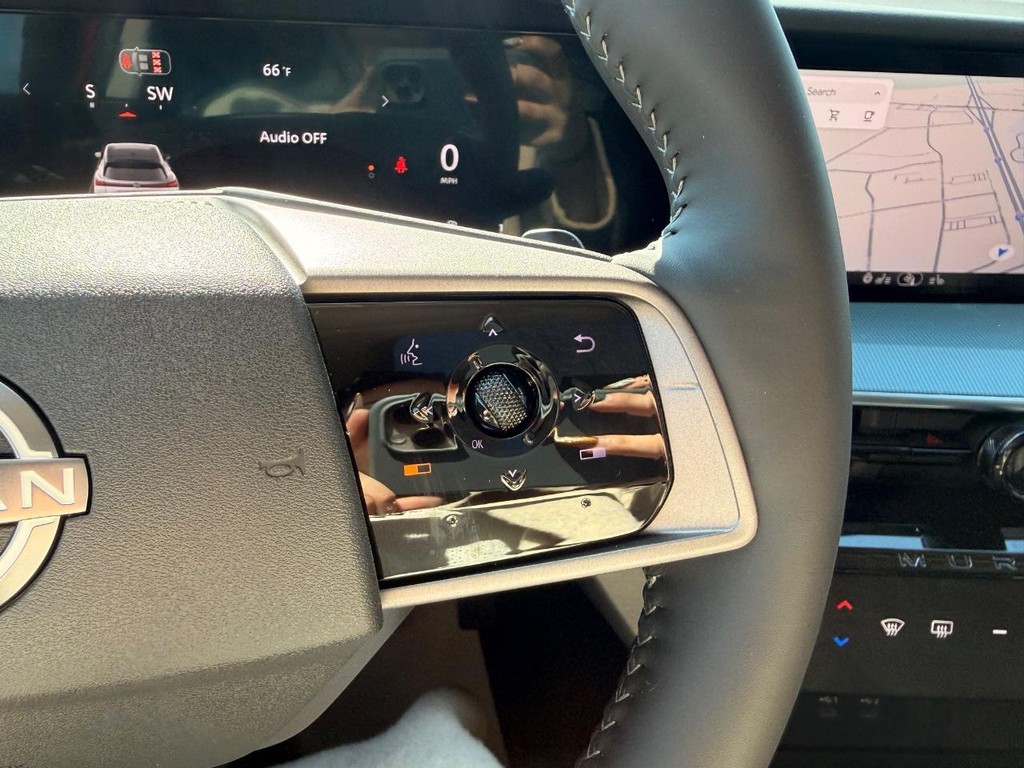 Nissan MURANO Vehicle Full-screen Gallery Image 15