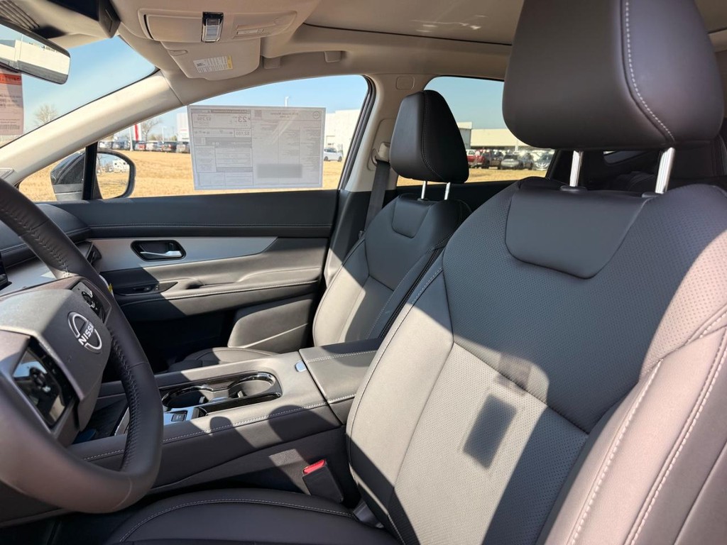 Nissan MURANO Vehicle Full-screen Gallery Image 17