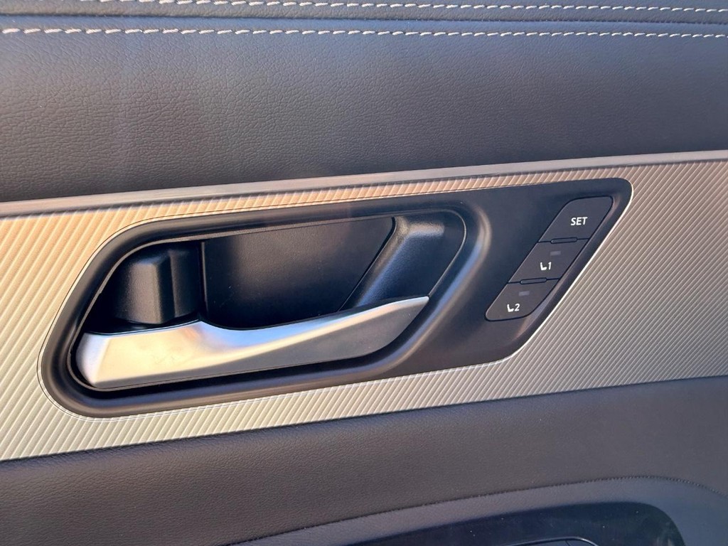 Nissan MURANO Vehicle Full-screen Gallery Image 21