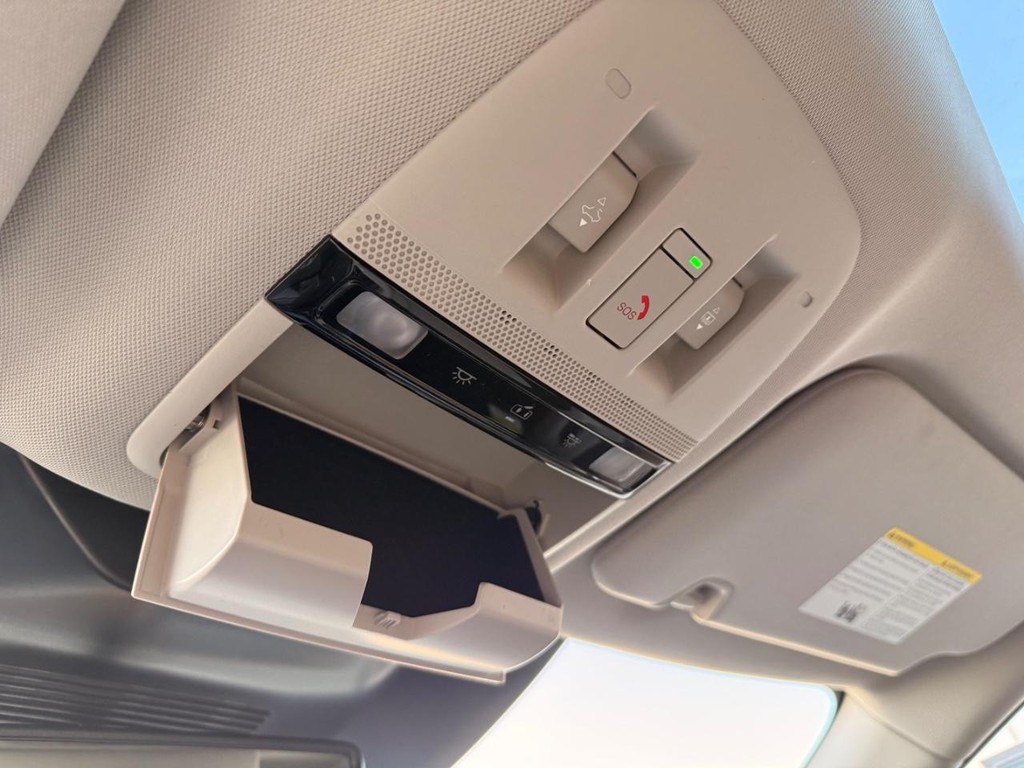 Nissan Murano Vehicle Full-screen Gallery Image 04