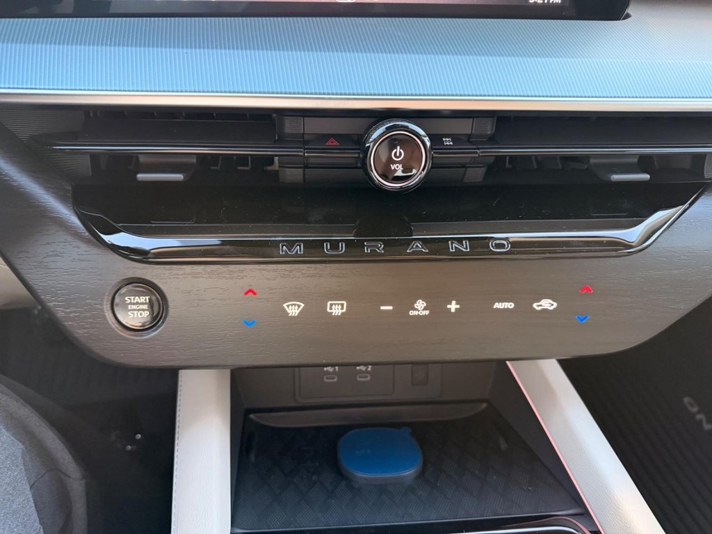 Nissan Murano Vehicle Full-screen Gallery Image 12