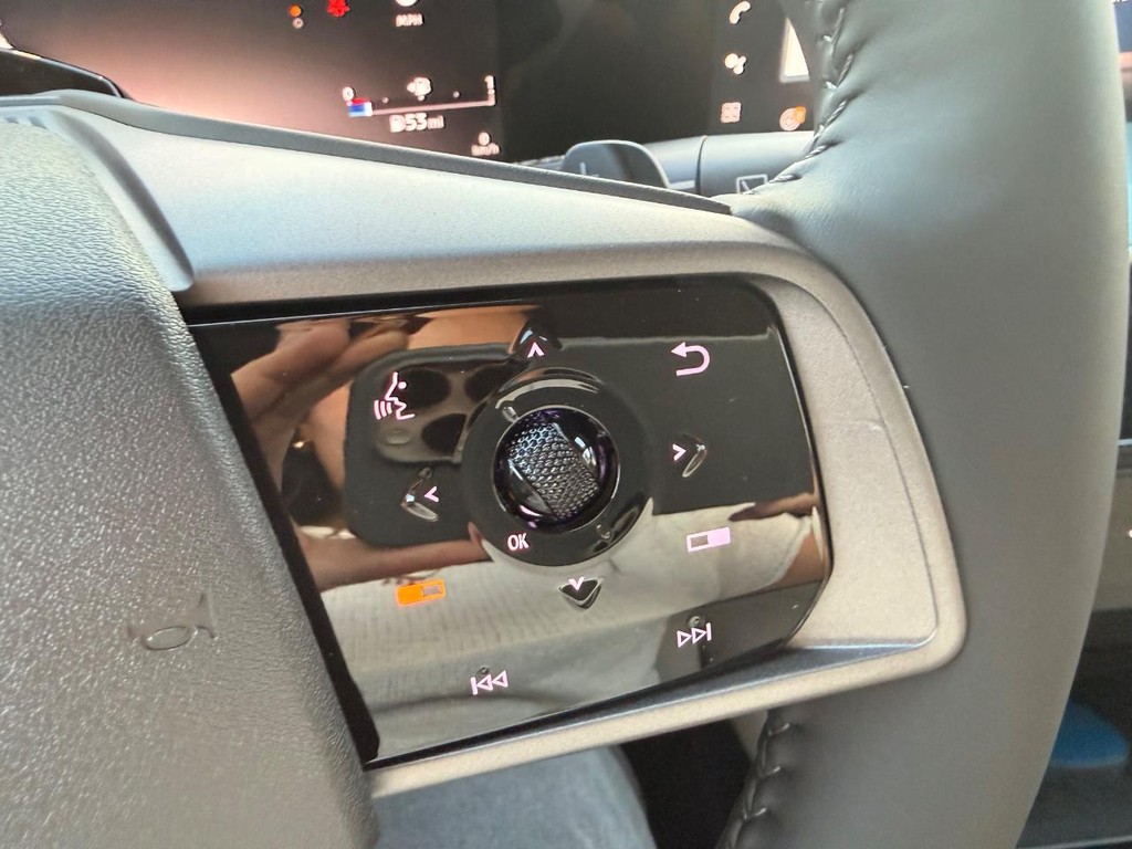 Nissan Murano Vehicle Full-screen Gallery Image 16