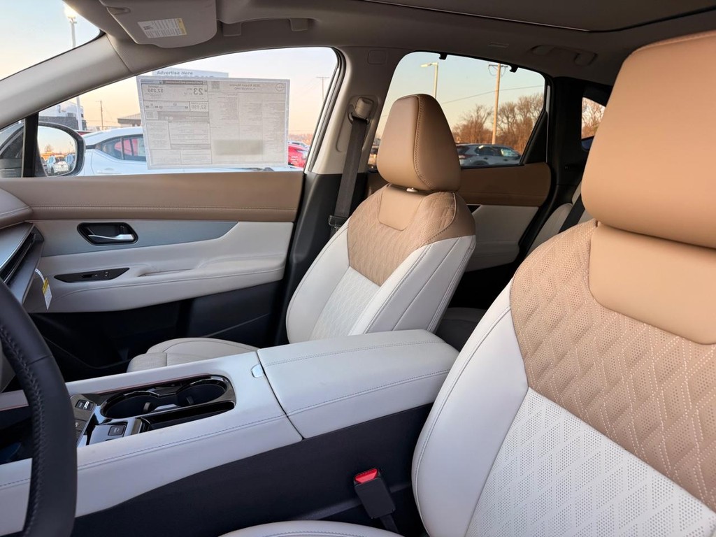 Nissan Murano Vehicle Full-screen Gallery Image 18