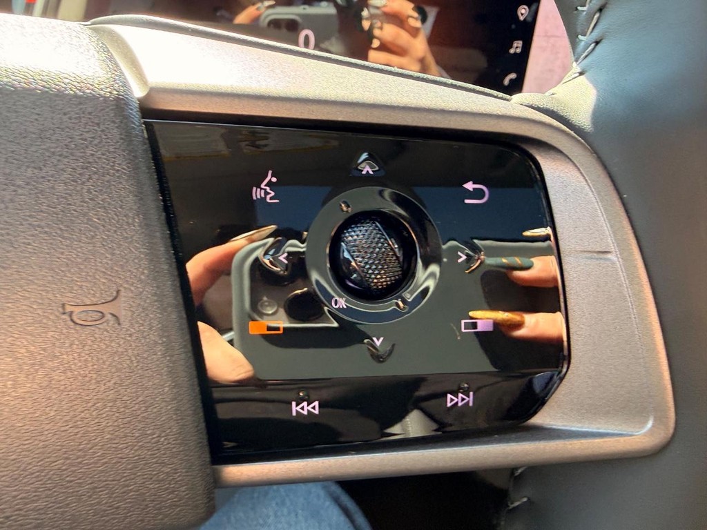 Nissan Murano Vehicle Full-screen Gallery Image 11