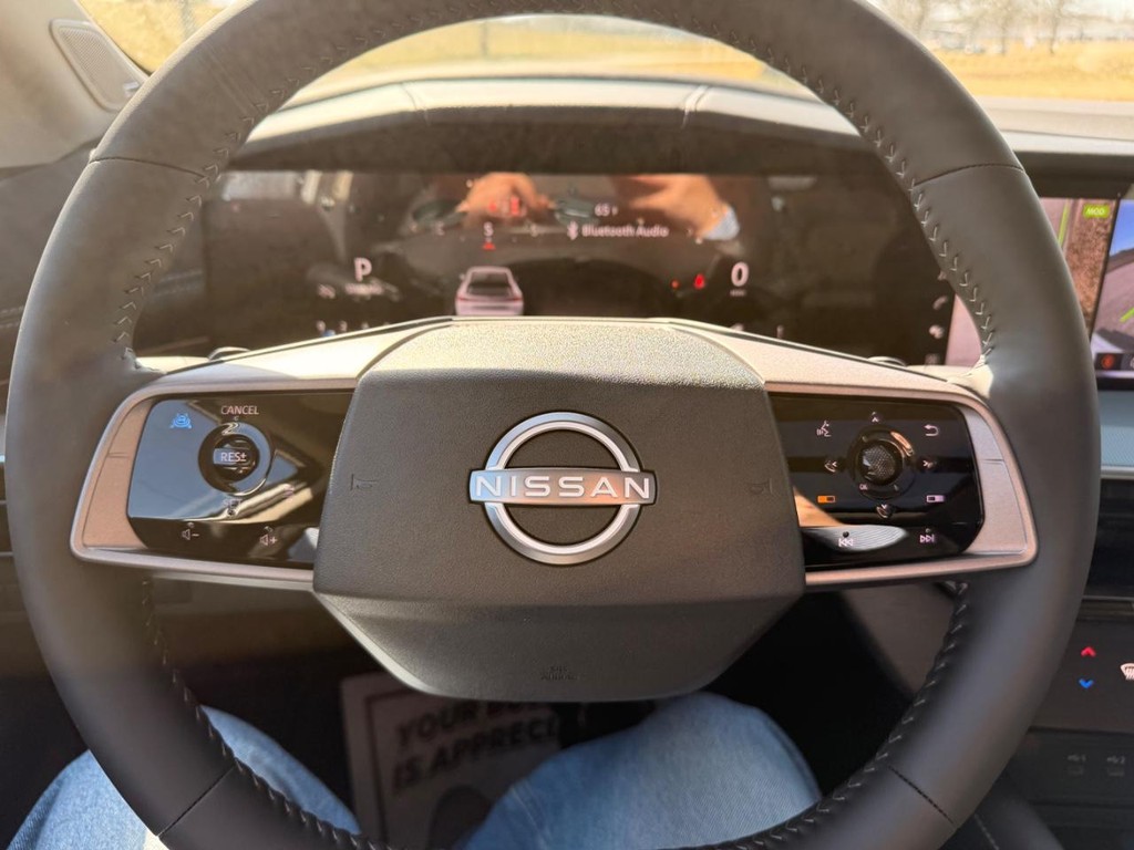 Nissan Murano Vehicle Full-screen Gallery Image 12