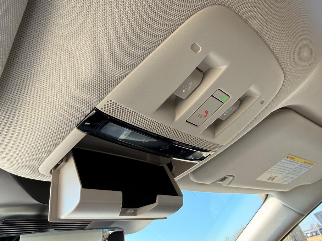 Nissan Murano Vehicle Full-screen Gallery Image 15