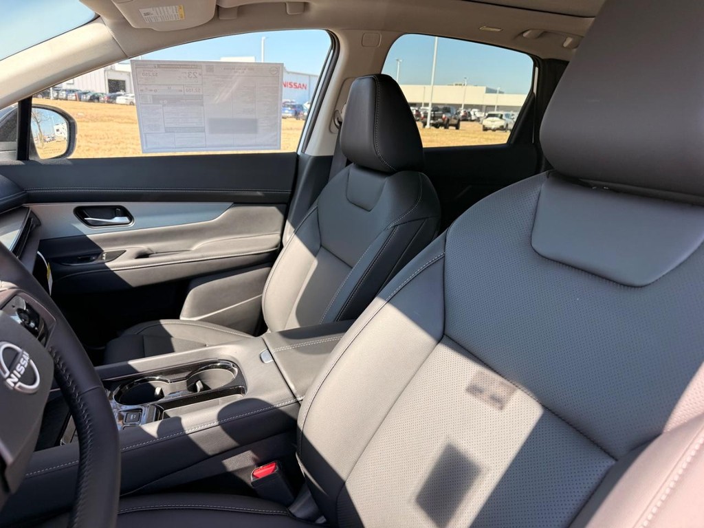 Nissan Murano Vehicle Full-screen Gallery Image 17