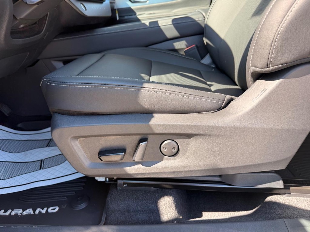 Nissan Murano Vehicle Full-screen Gallery Image 19