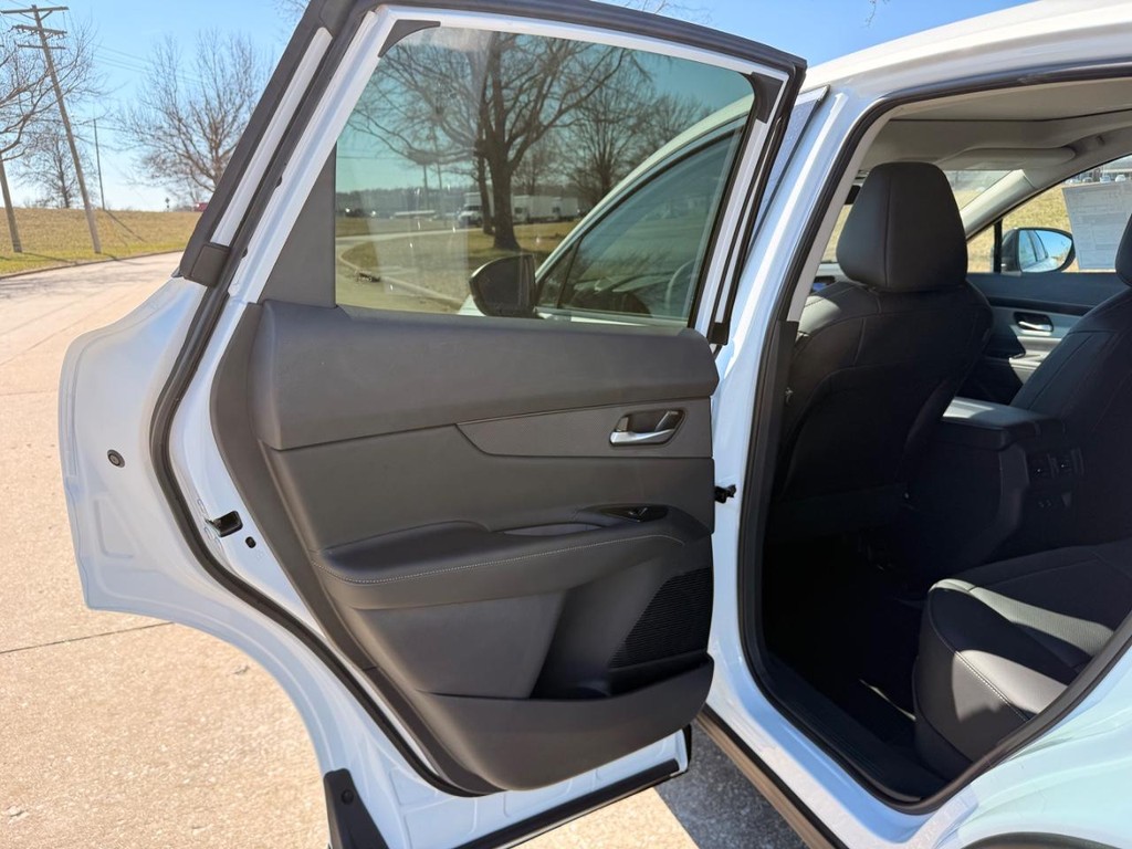 Nissan Murano Vehicle Full-screen Gallery Image 23