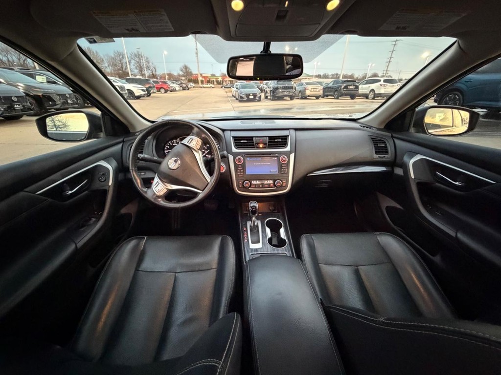 Nissan Altima Vehicle Full-screen Gallery Image 02