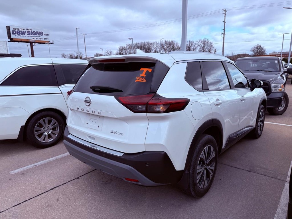 Nissan Rogue Vehicle Full-screen Gallery Image 02