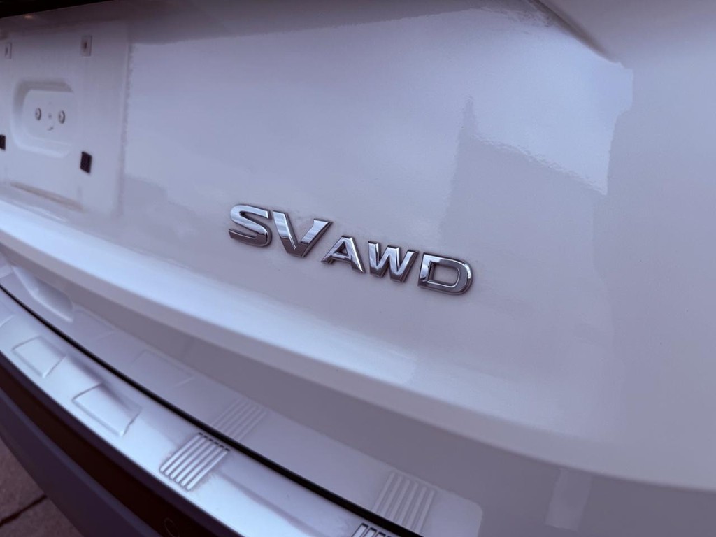 Nissan Rogue Vehicle Full-screen Gallery Image 03