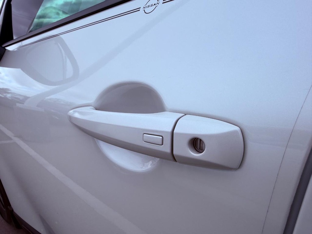 Nissan Rogue Vehicle Full-screen Gallery Image 04