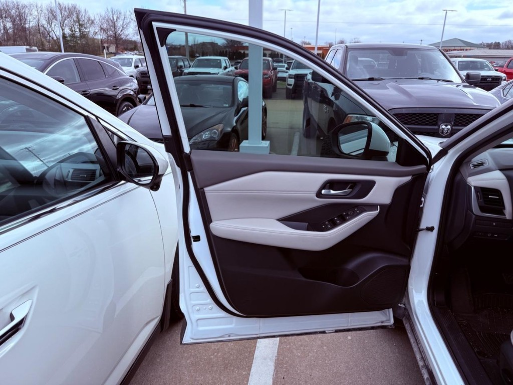 Nissan Rogue Vehicle Full-screen Gallery Image 05