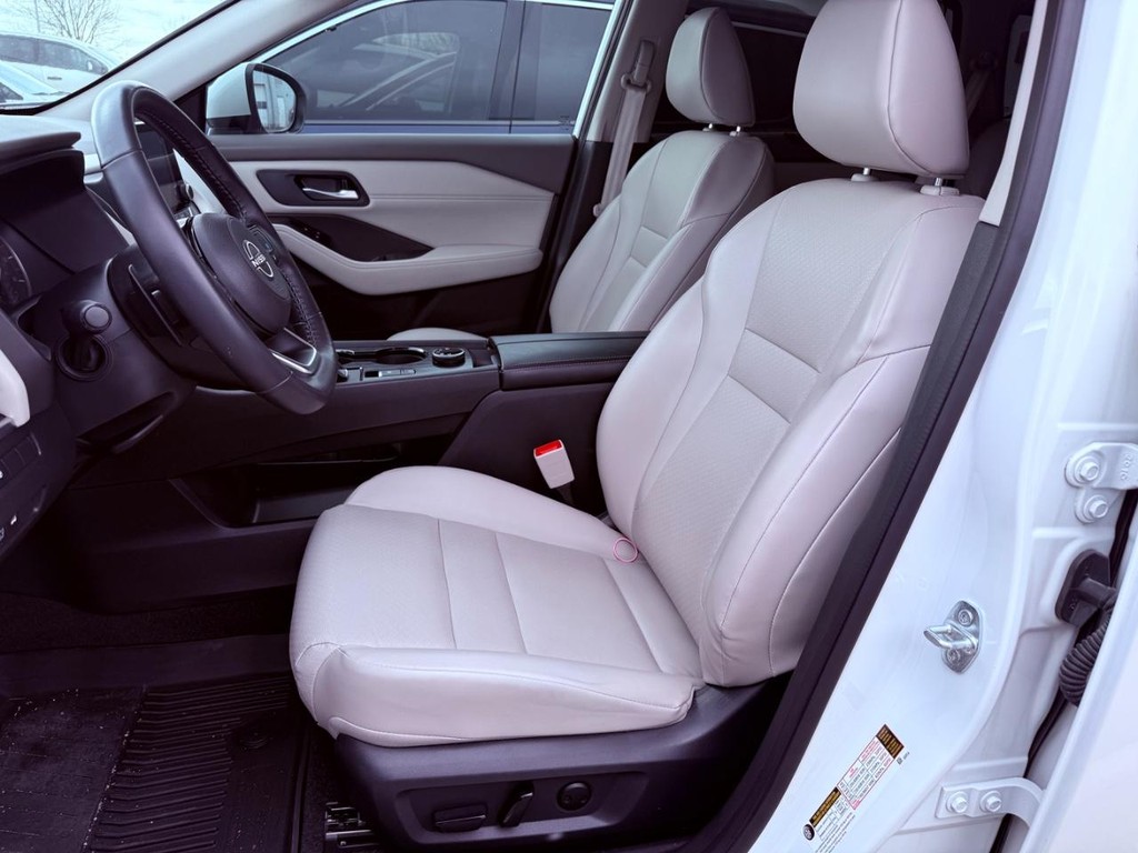 Nissan Rogue Vehicle Full-screen Gallery Image 06