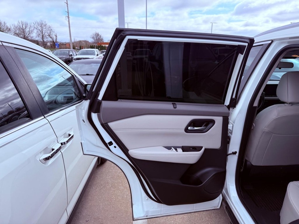 Nissan Rogue Vehicle Full-screen Gallery Image 07