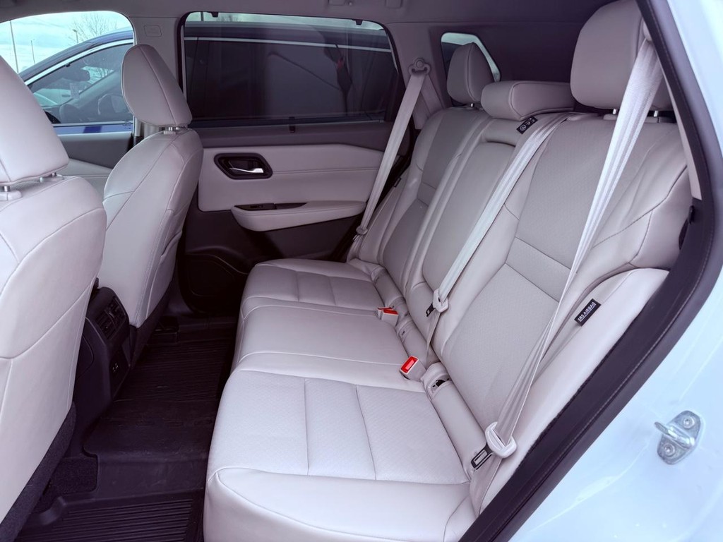 Nissan Rogue Vehicle Full-screen Gallery Image 08