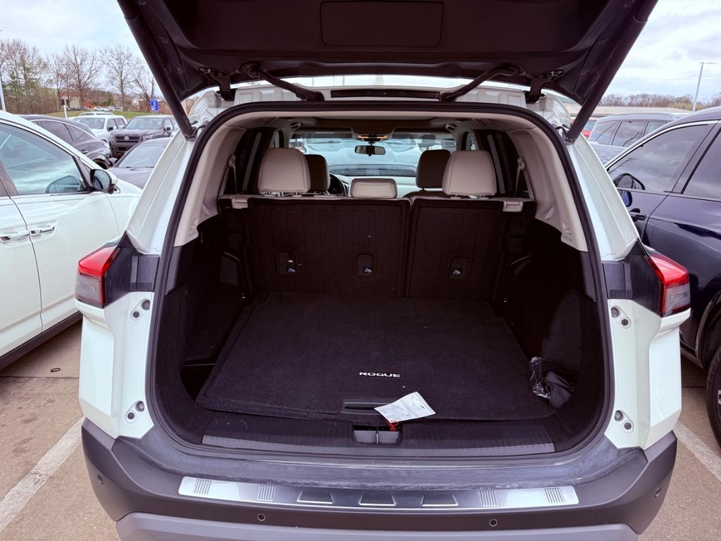 Nissan Rogue Vehicle Full-screen Gallery Image 09