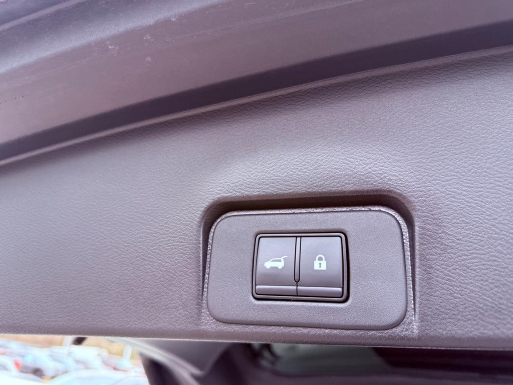 Nissan Rogue Vehicle Full-screen Gallery Image 10