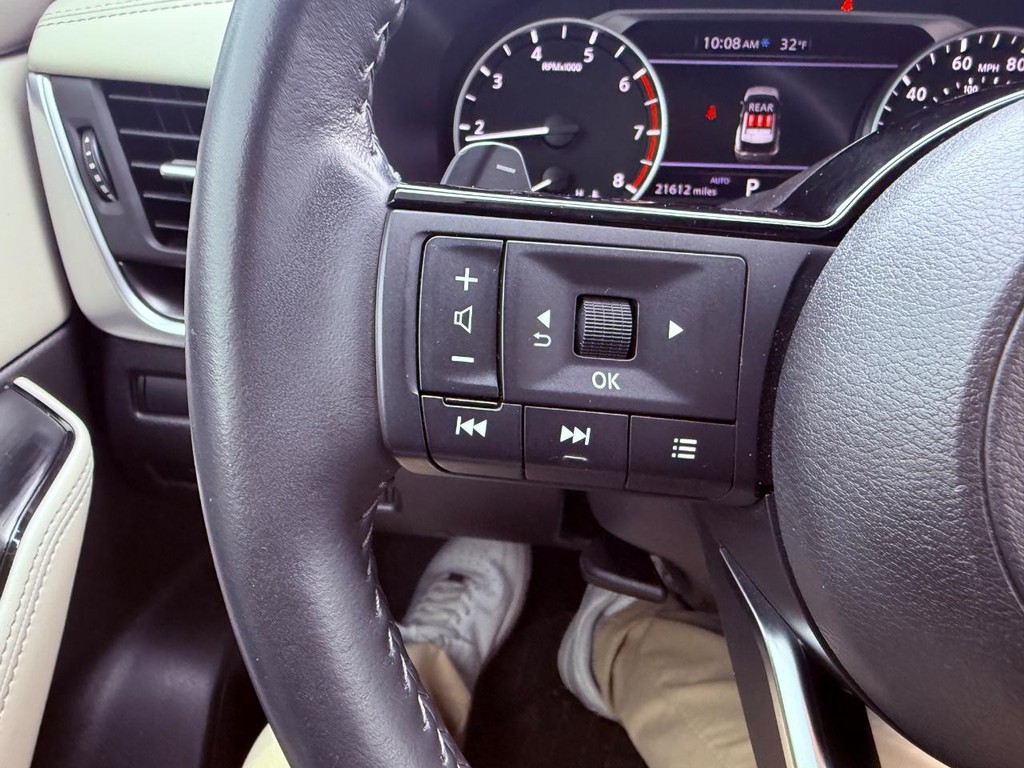 Nissan Rogue Vehicle Full-screen Gallery Image 12