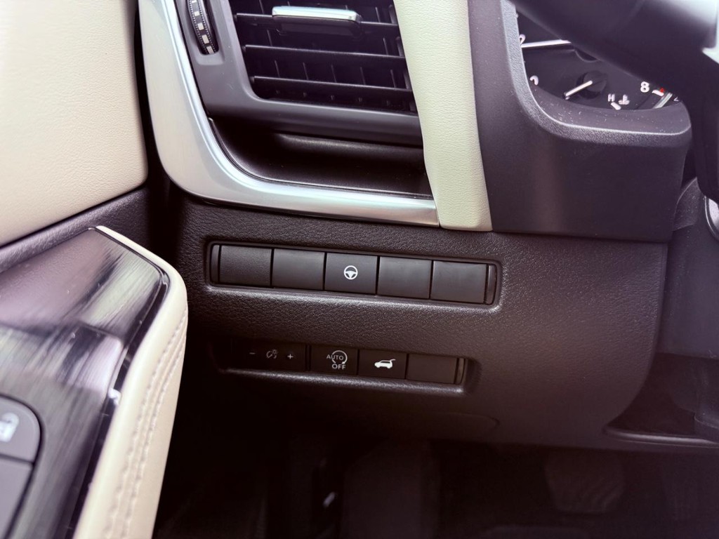 Nissan Rogue Vehicle Full-screen Gallery Image 14