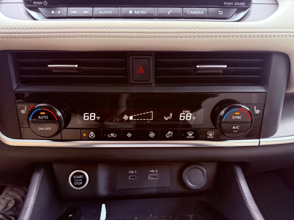 Nissan Rogue Vehicle Full-screen Gallery Image 15