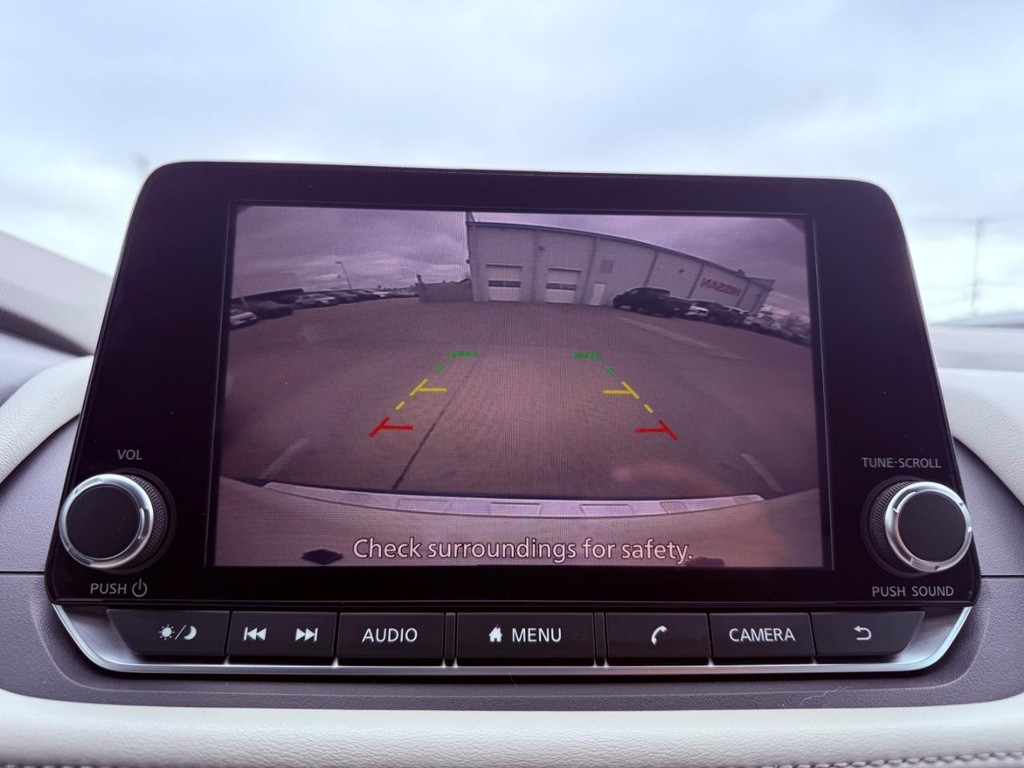 Nissan Rogue Vehicle Full-screen Gallery Image 17