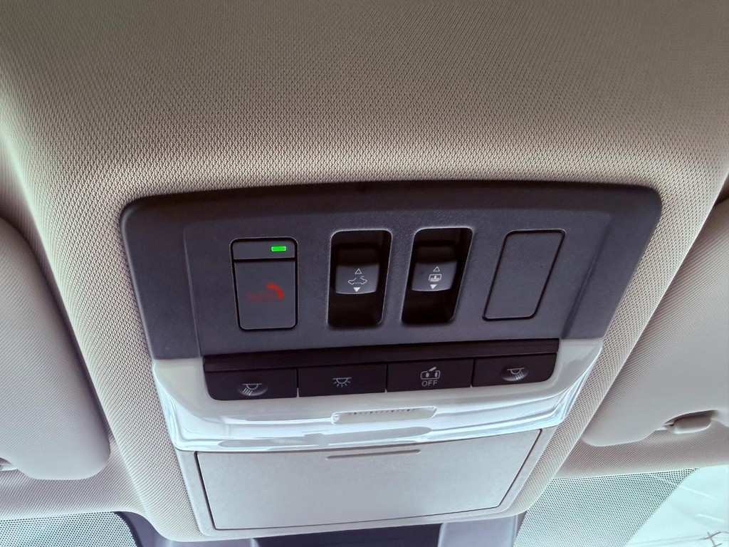 Nissan Rogue Vehicle Full-screen Gallery Image 18