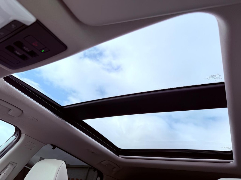 Nissan Rogue Vehicle Full-screen Gallery Image 19