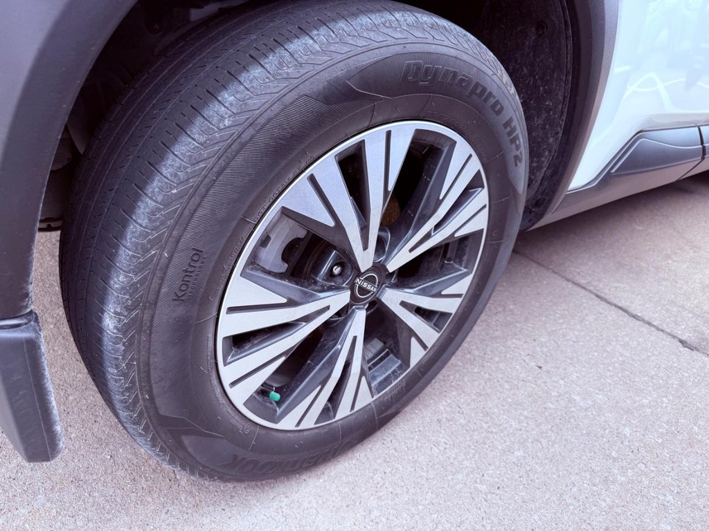 Nissan Rogue Vehicle Full-screen Gallery Image 20