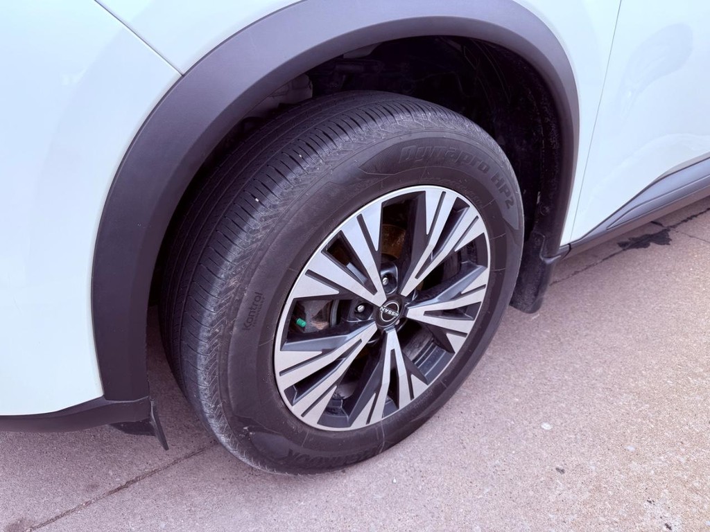 Nissan Rogue Vehicle Full-screen Gallery Image 22