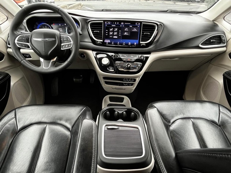 Chrysler Pacifica Vehicle Image 12