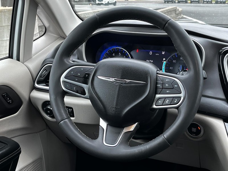 Chrysler Pacifica Vehicle Image 13