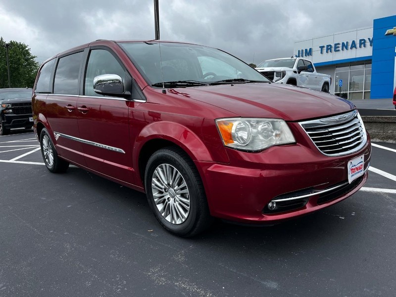 Chrysler Town & Country Vehicle Image 02