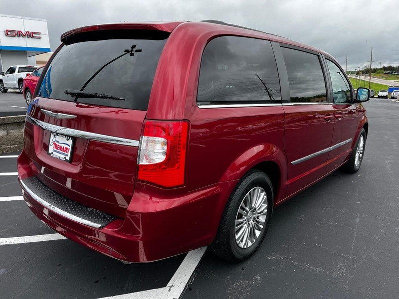 Chrysler Town & Country Vehicle Image 03