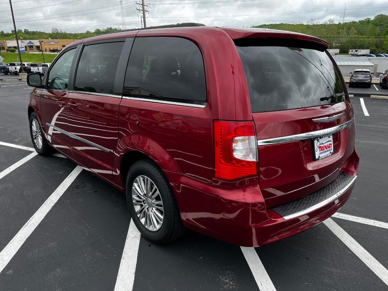 Chrysler Town & Country Vehicle Image 06