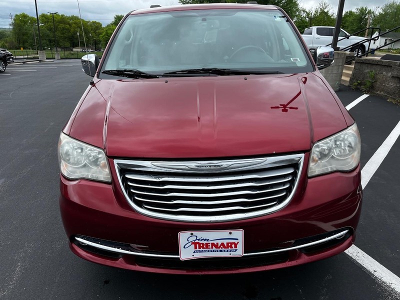 Chrysler Town & Country Vehicle Image 09